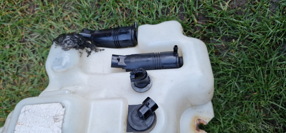 Nádobka ostřikovačů Cadillac SRX - 2