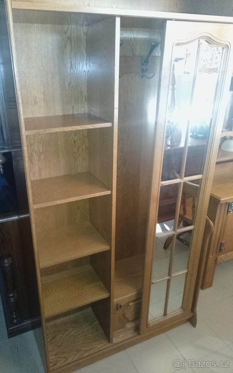 Dubová předsíňová zašupovací šatní skříň - 2