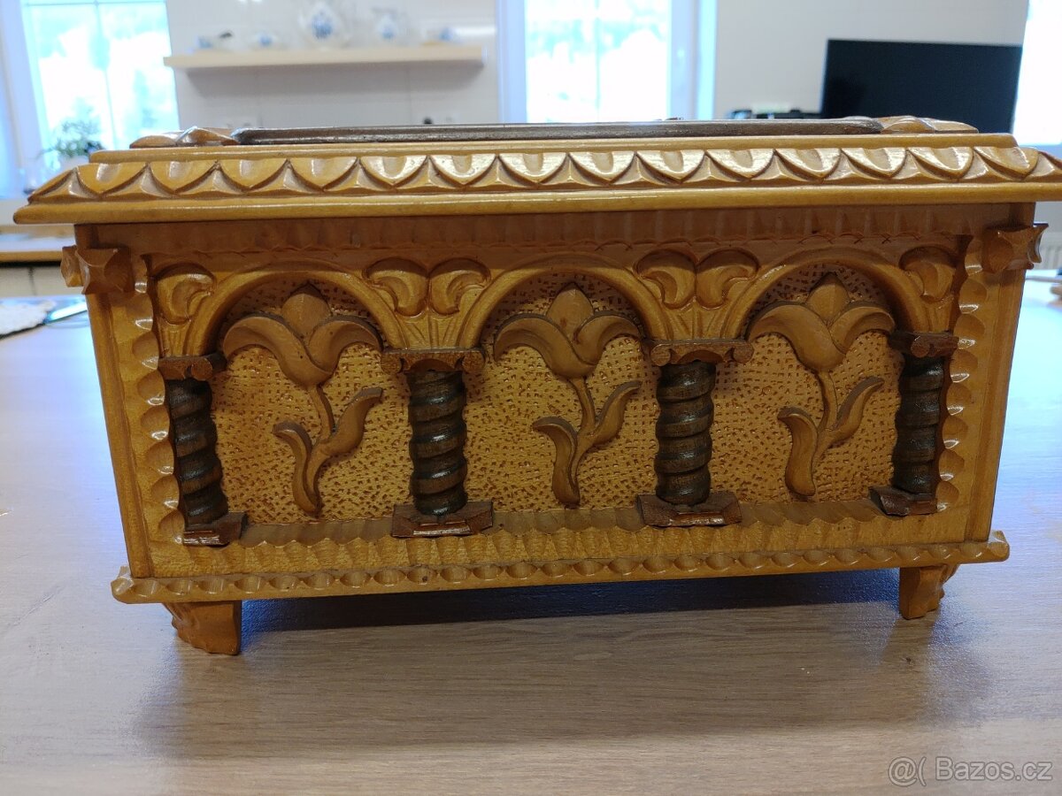 Vyřezávaná skříňka, vyřezávané poličky, podstavce na květiny - 2