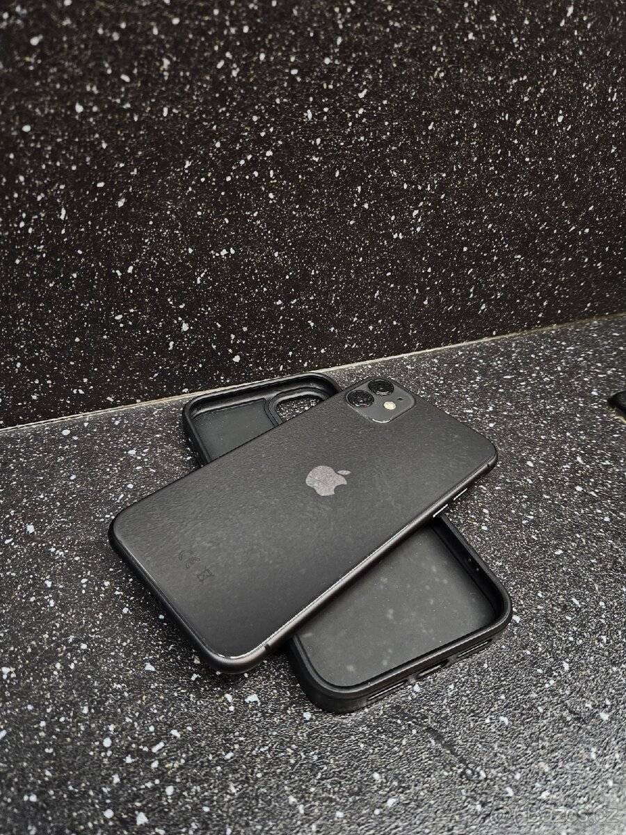 iPhone 11. 128 GB Černý 82% baterie - 2