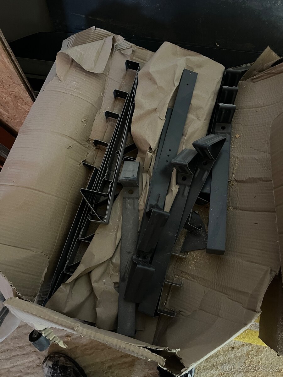 Zbytky sněháku a hřebebe ze stavby - 2