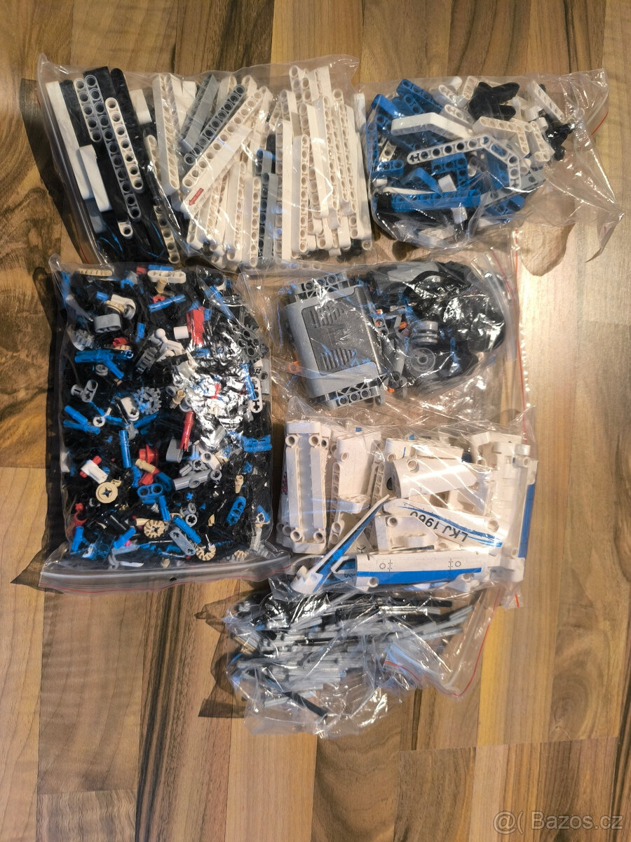 LEGO Technic - 42025 Přepravní letadlo - 2