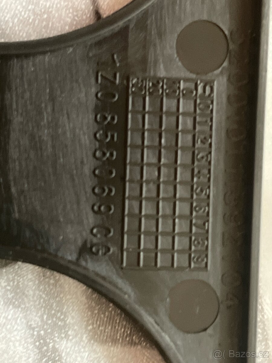 Prodám rámeček kolem autorádia Octaviall - 2