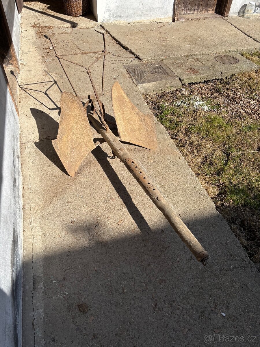 Starý pluh ´obracák´ - 2