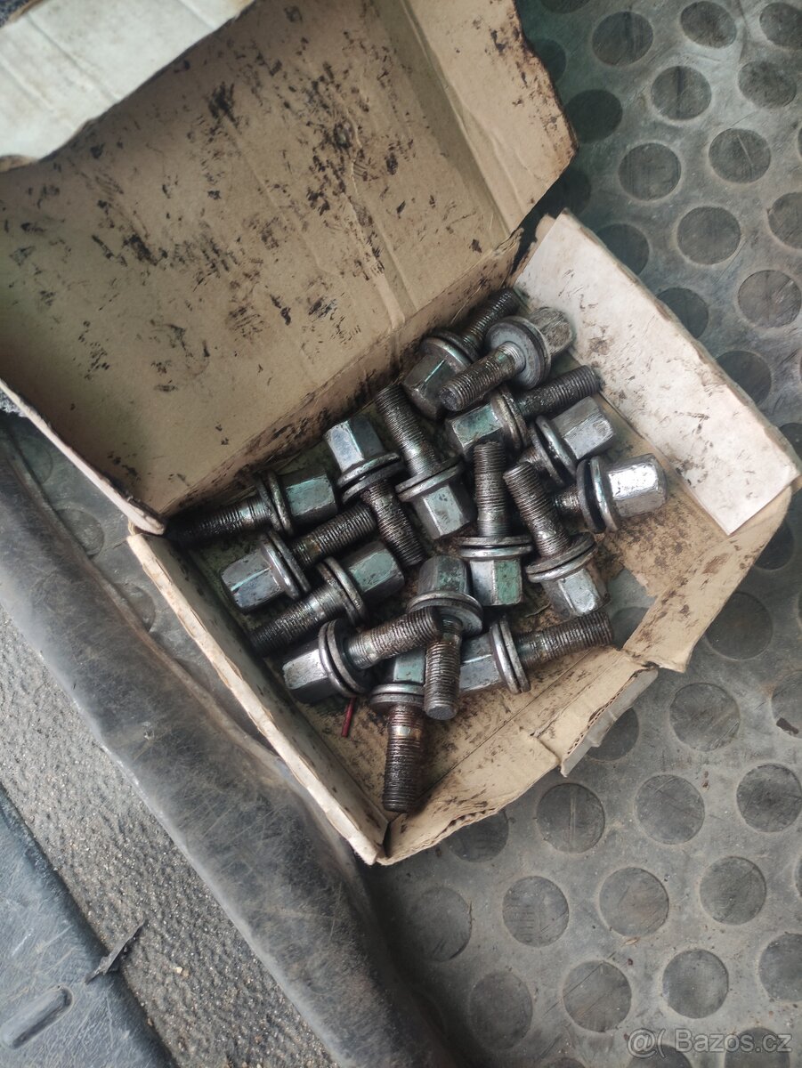 Prodám šrouby peugeot - 2