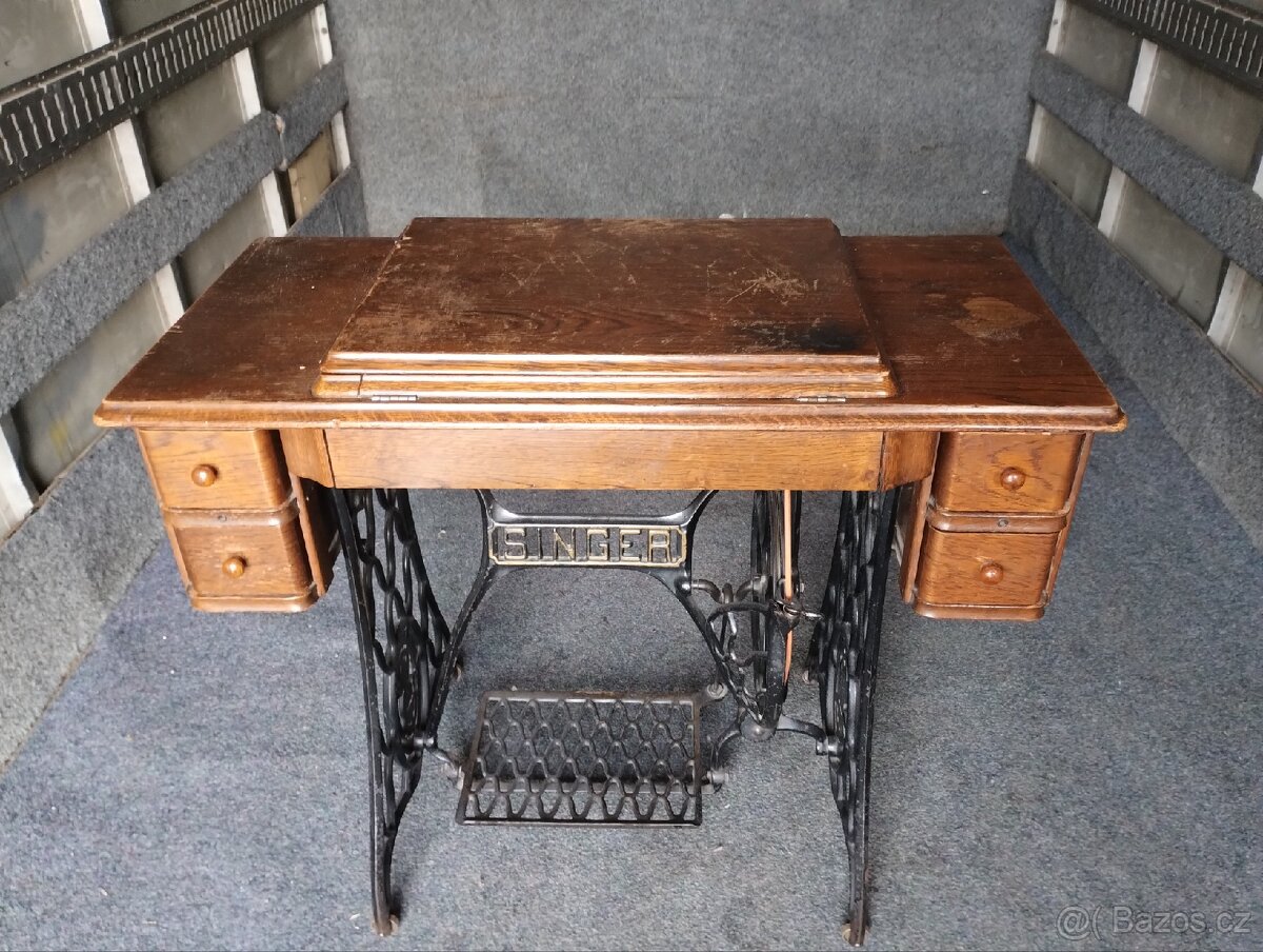 Starý šlapací šicí stroj Singer - 2