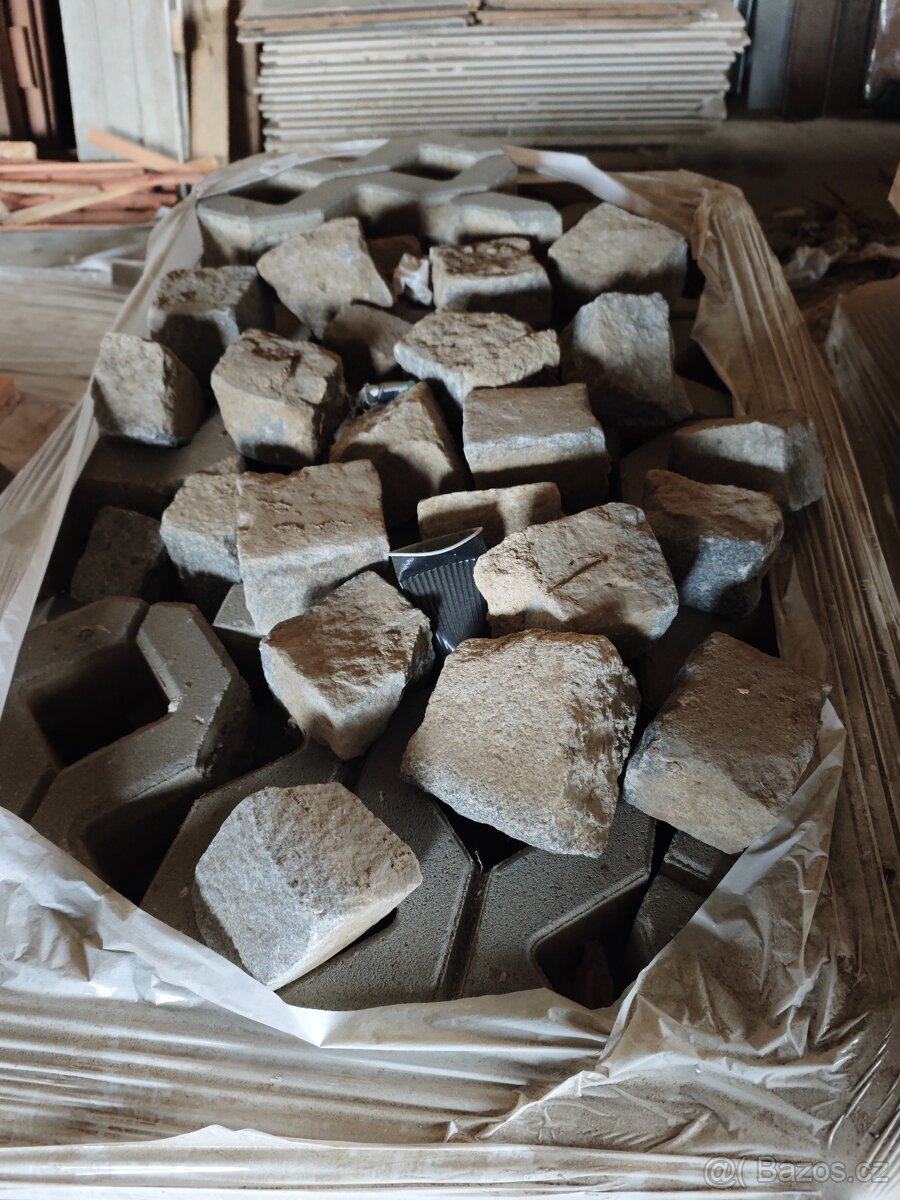 Stavební materiál – střešní tašky a další, různé druhy. - 2