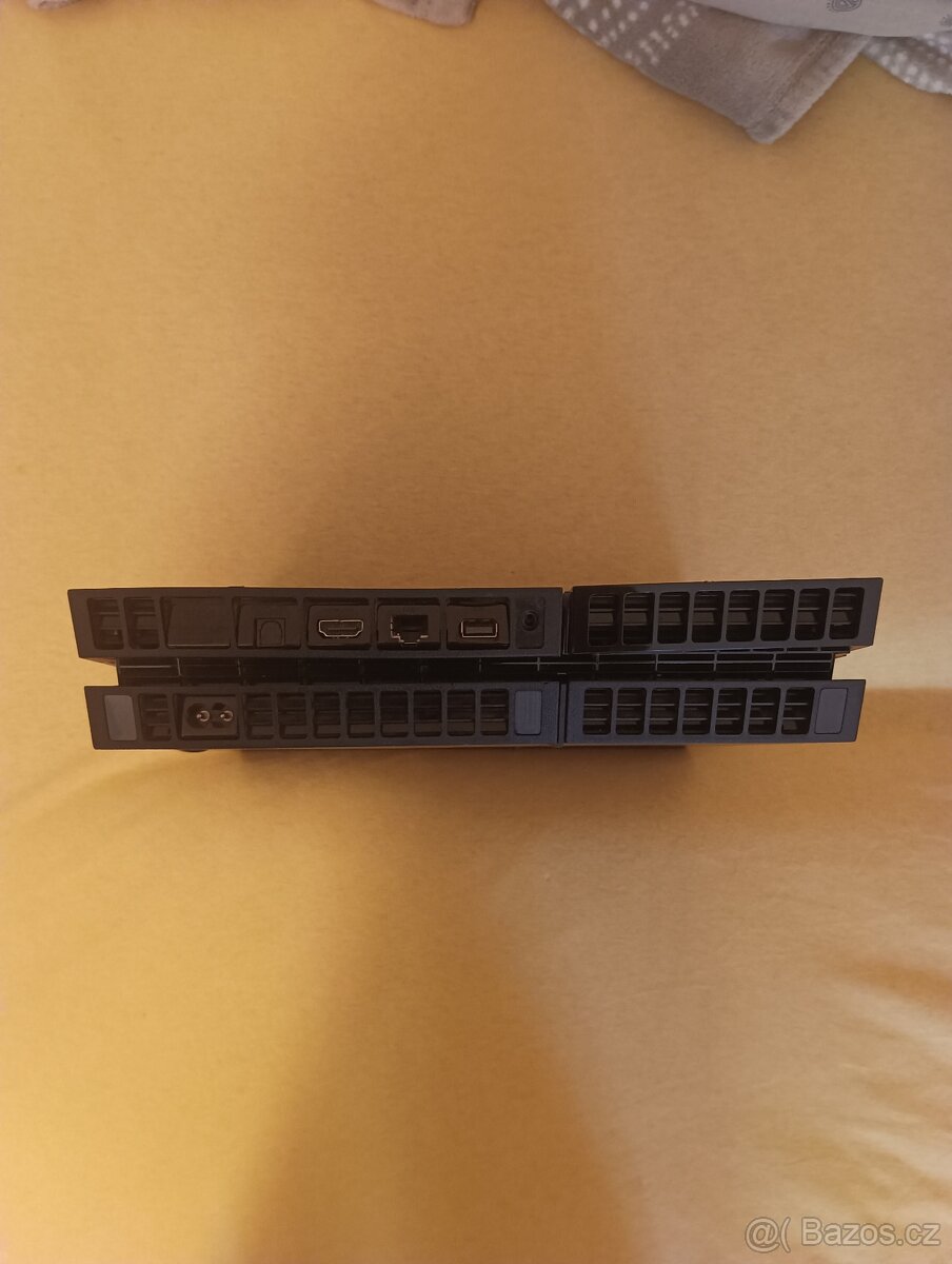 PlayStation 4 (CUH-1004A) + 2 ovladače a kabely - 2