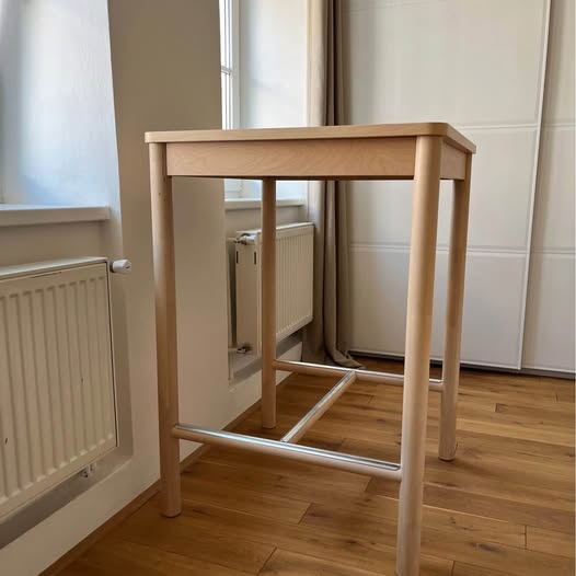 Barový stůl dřevěný - 2