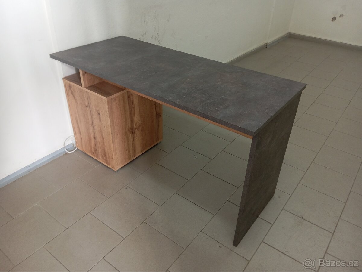 Kancelářský stůl z Möbelixu. - 2