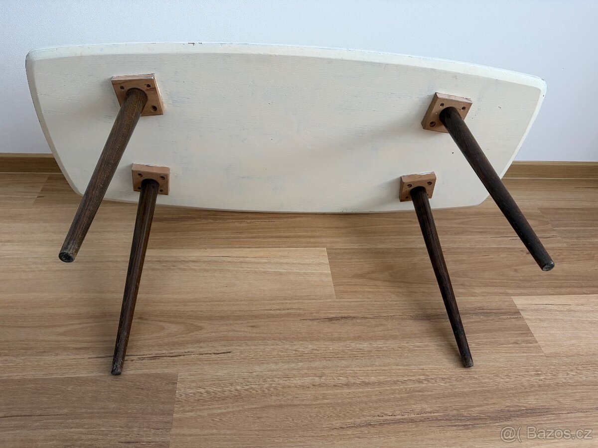 Masivní konferenční stolek - 2