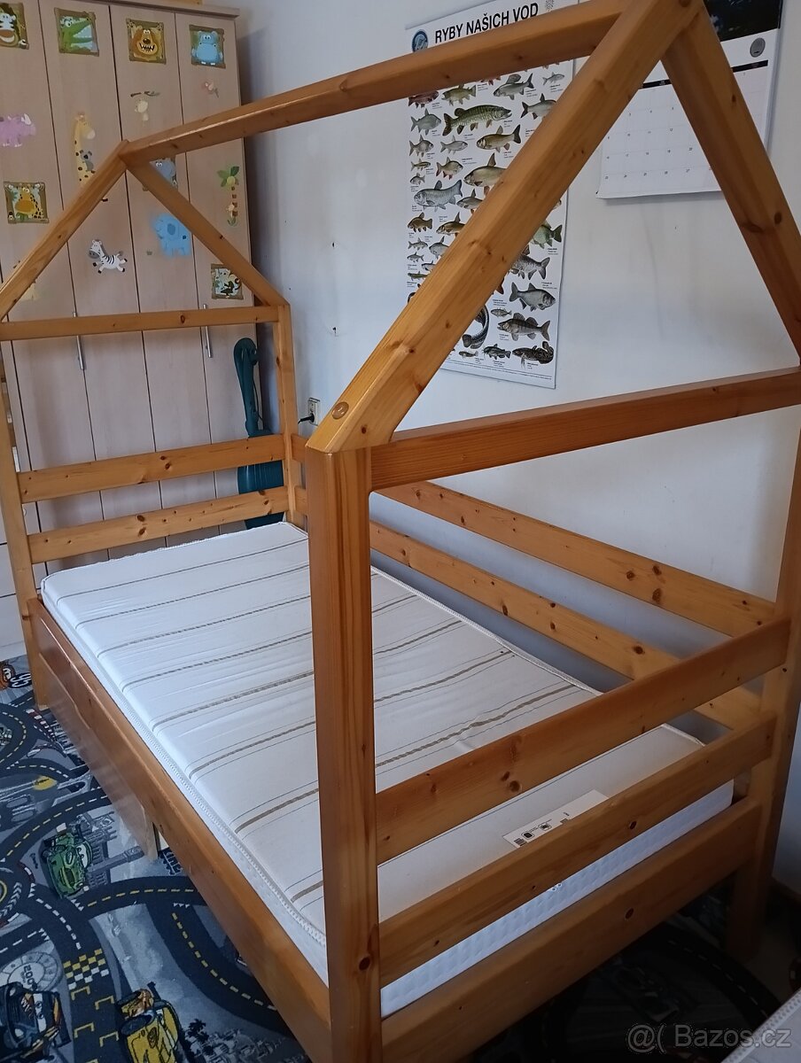 Domečková postel (masiv) - 2