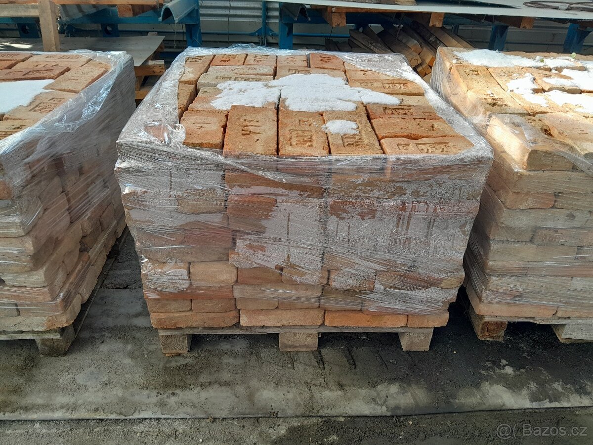 Staré cihle se znaky - 2