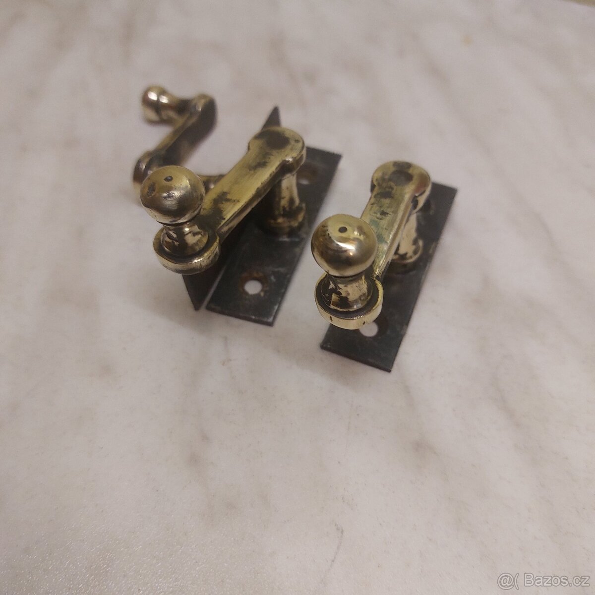 Staré mosazné klíčky k oknům. - 2
