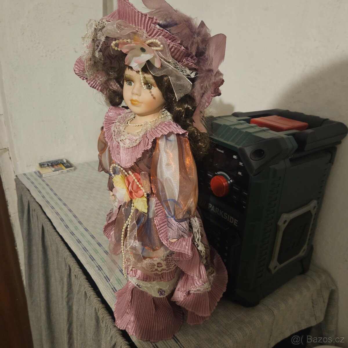 Prodám porcelánovou panenku jako nová v krabici - 2