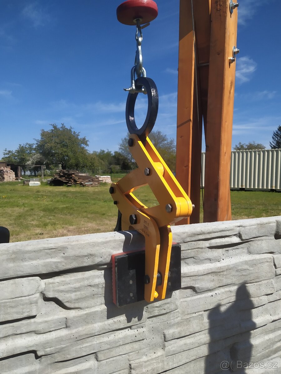 Samosvorné manipulační kleště na stavbu betonového plotu - 2