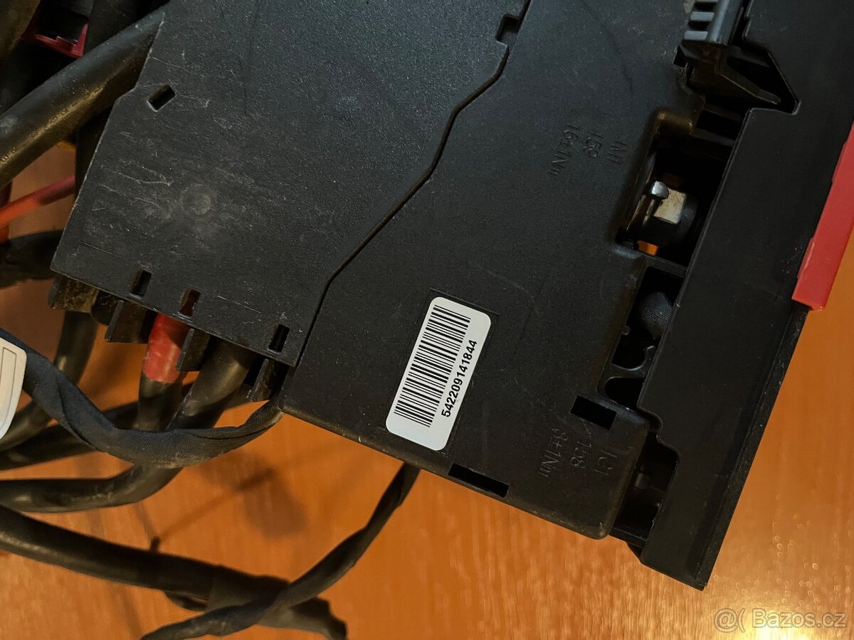 Mercedes W212 pojistkový modul v motorovém prostoru +svorka - 2