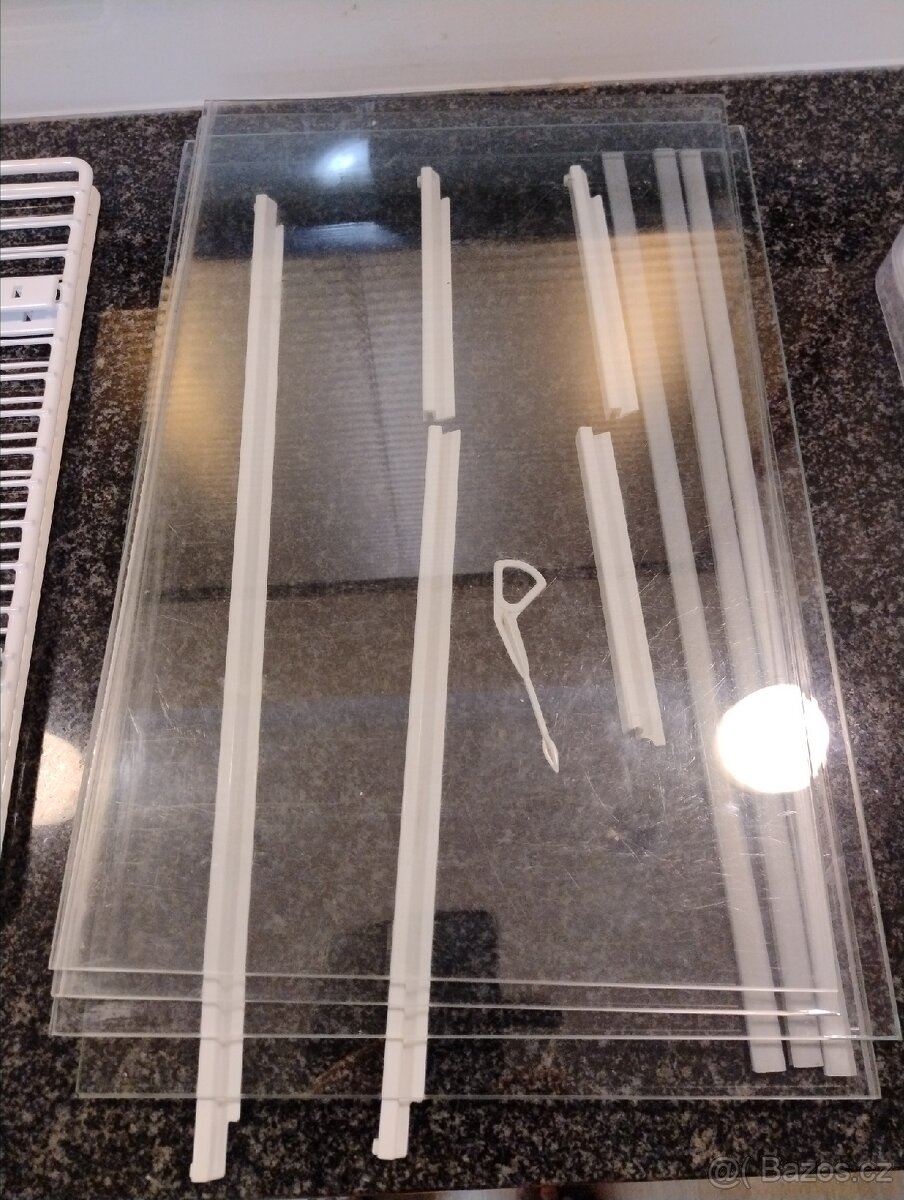 Šupliky, přihrádky a police z chladničky Whirlpool - 2