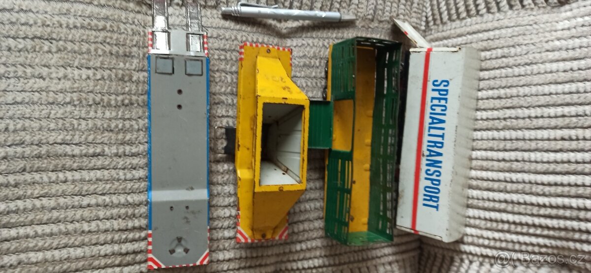 Plechové autíčko podvalník - 2