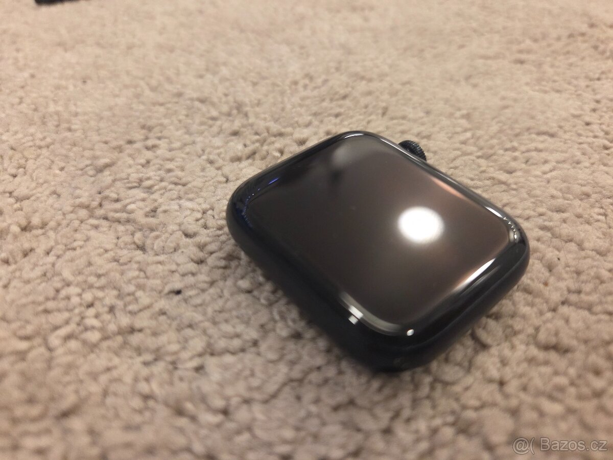 Apple Watch SE (2022) - 44 mm, temně inkoustový hliník - 2