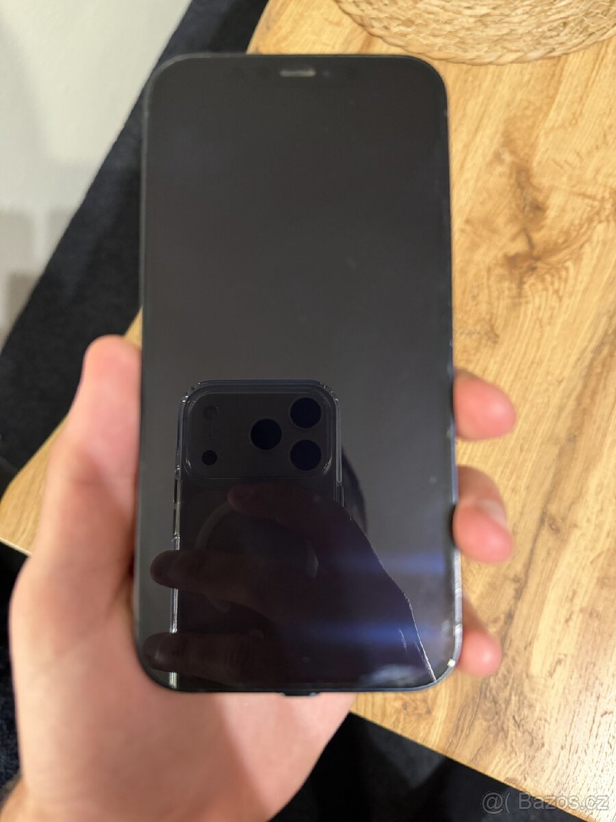 Apple iPhone 12 64GB + 6 nových krytů - 2