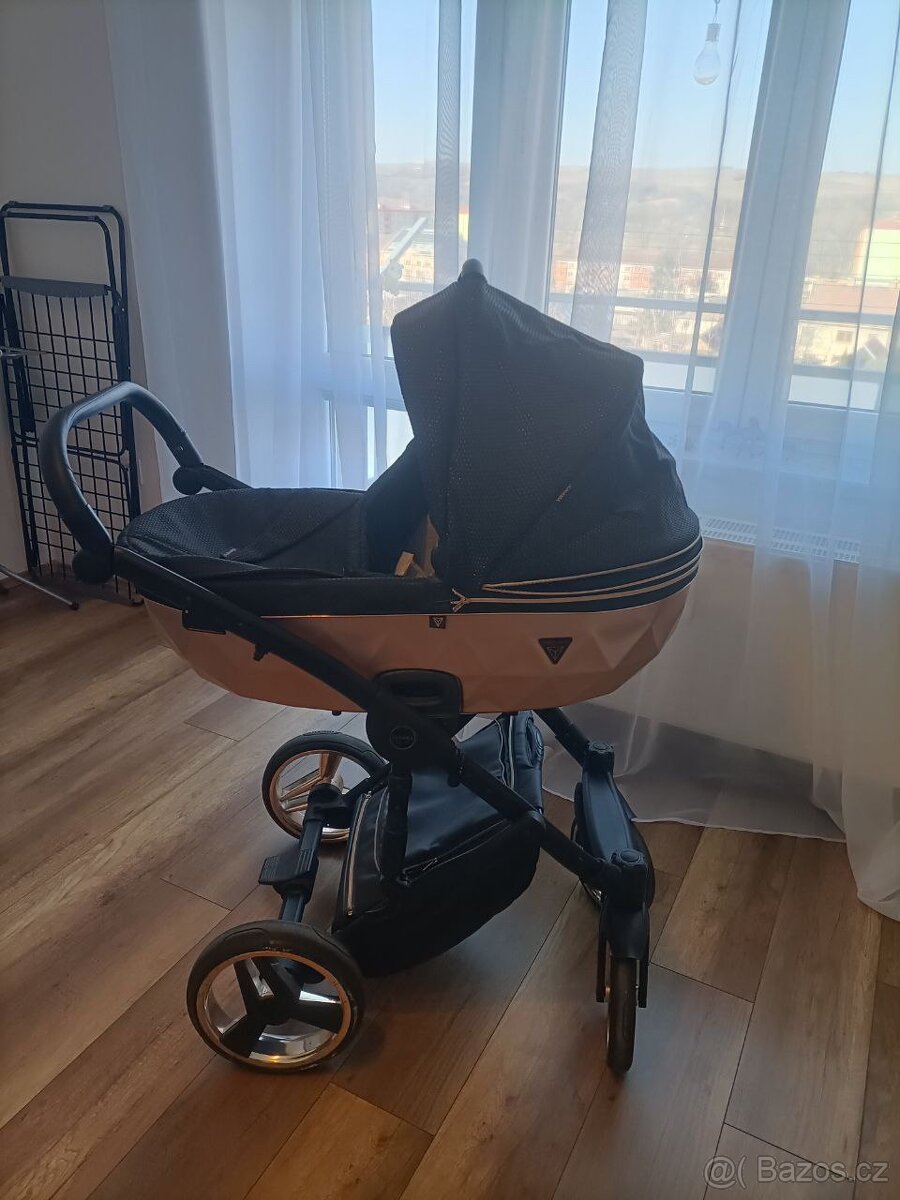 kočárek Junama, - 2