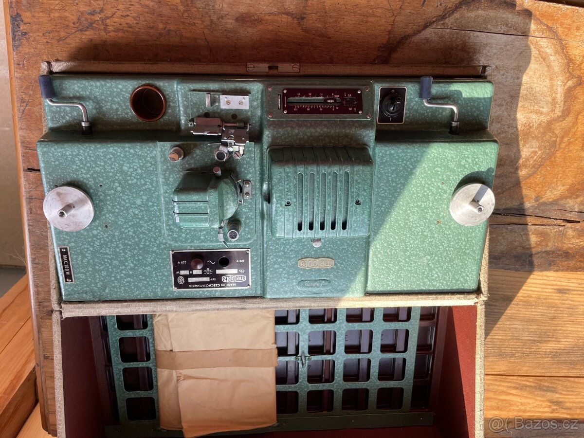 Střihací stůl na 8mm filmy - 2