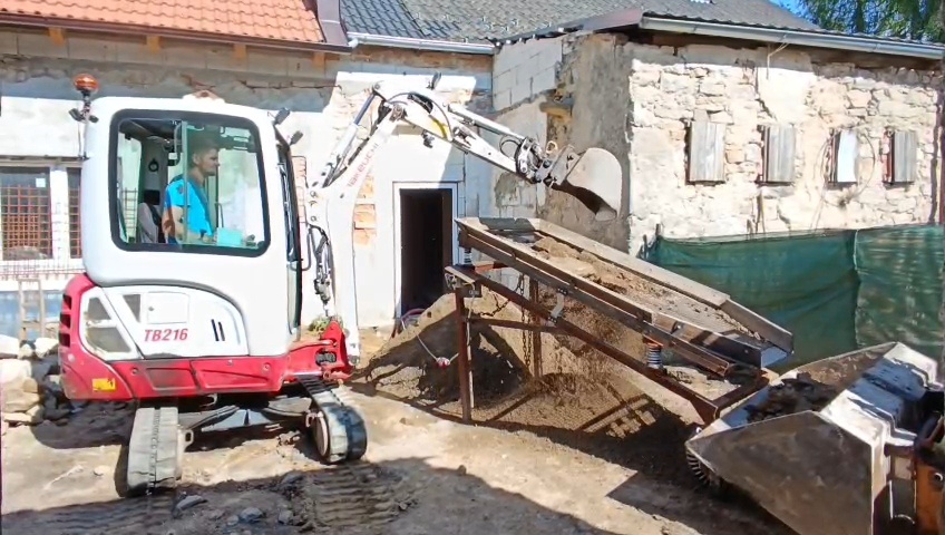 Práce minibagrem - 2