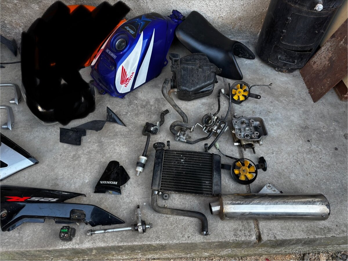 Honda cbr125r díly z motorky - 2