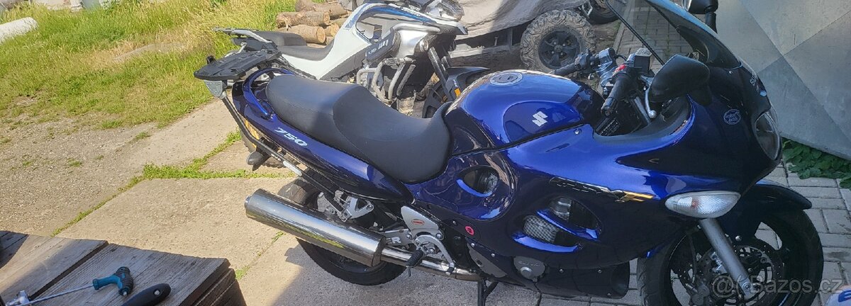 Suzuki GSX 750 Modra - 2