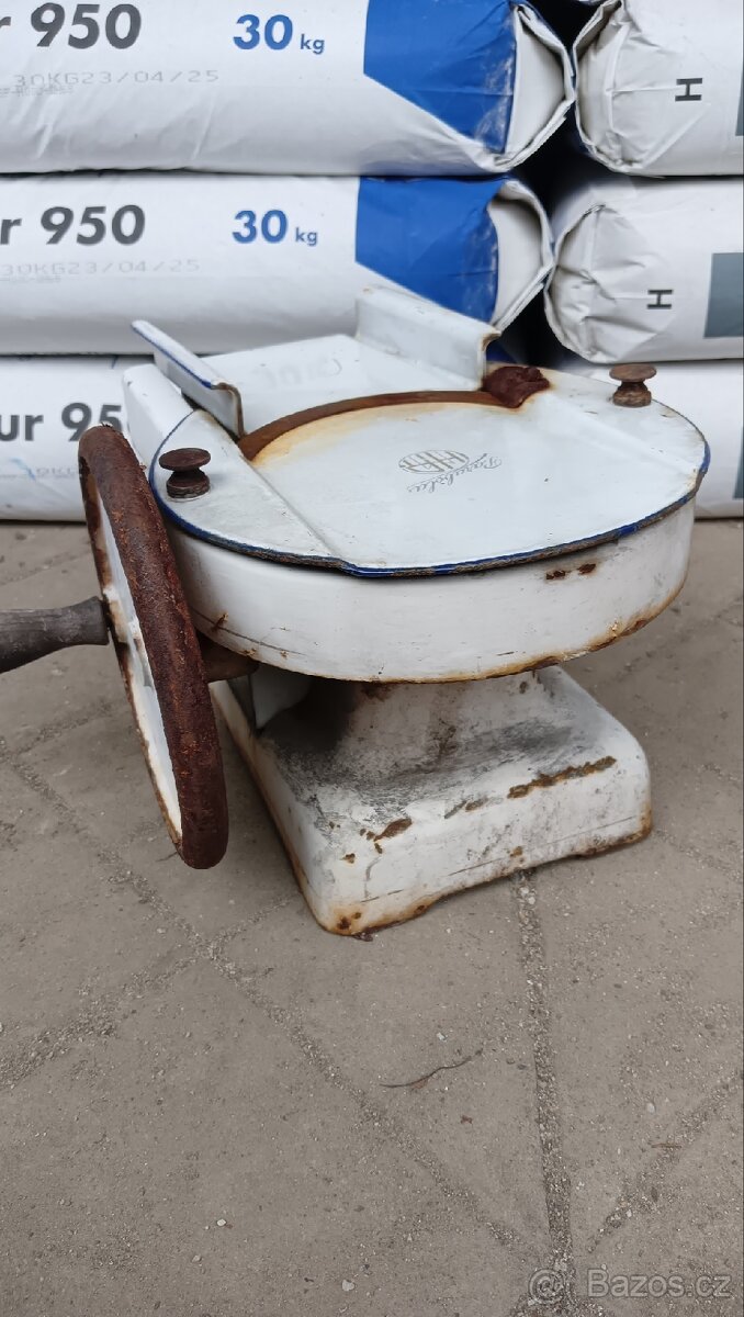 Velmi starý kráječ, nářezák - 2