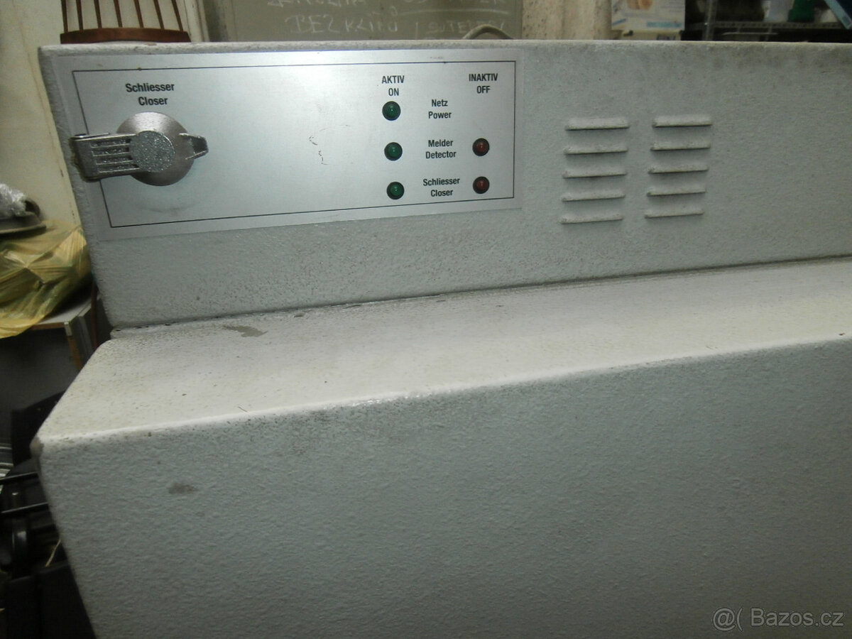 Trezor moderní bytelný bezpečný těžký za 10.000 kč - 2