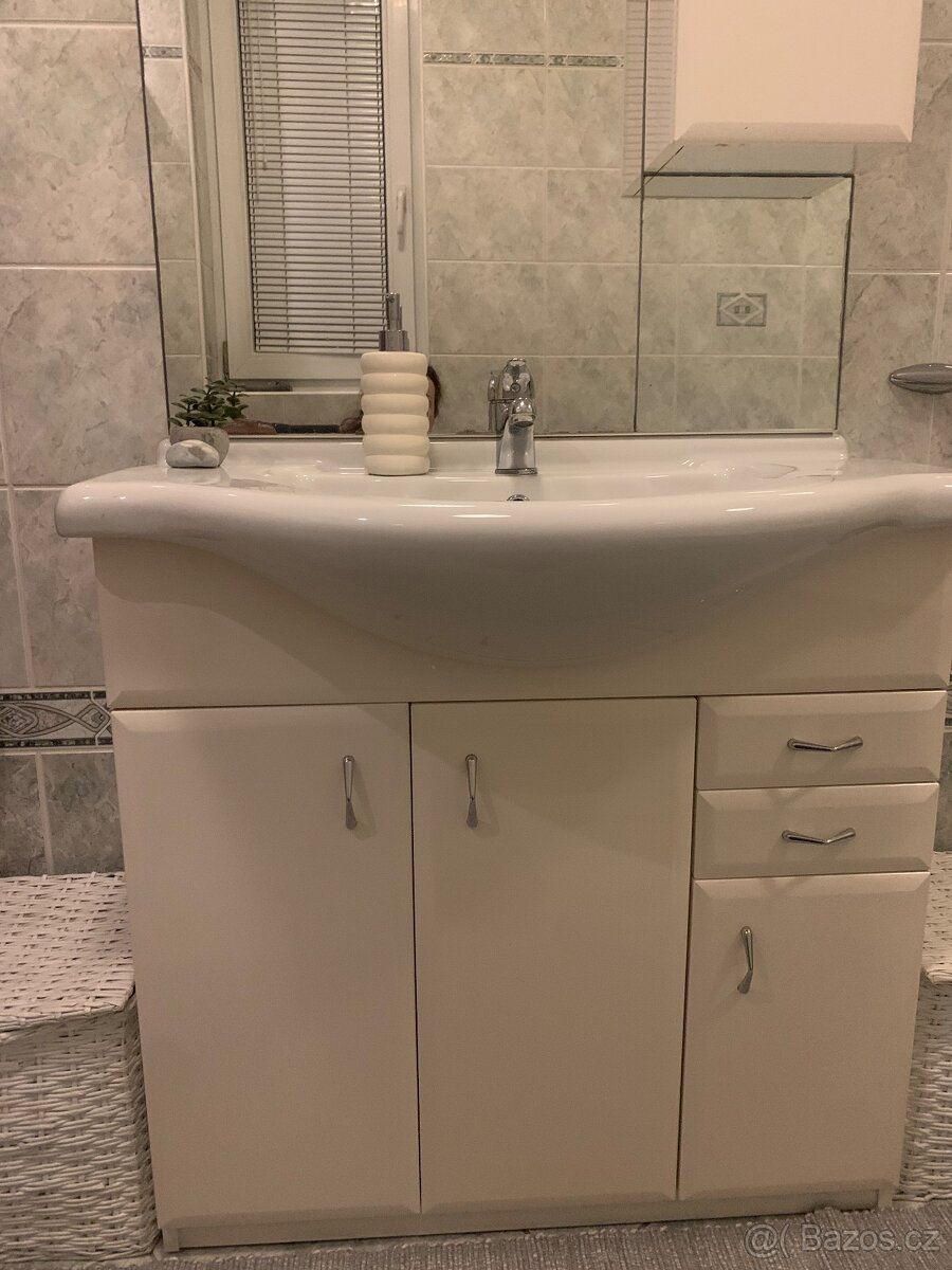 Koupelnový nábytek s umyvadlem a baterií - 2