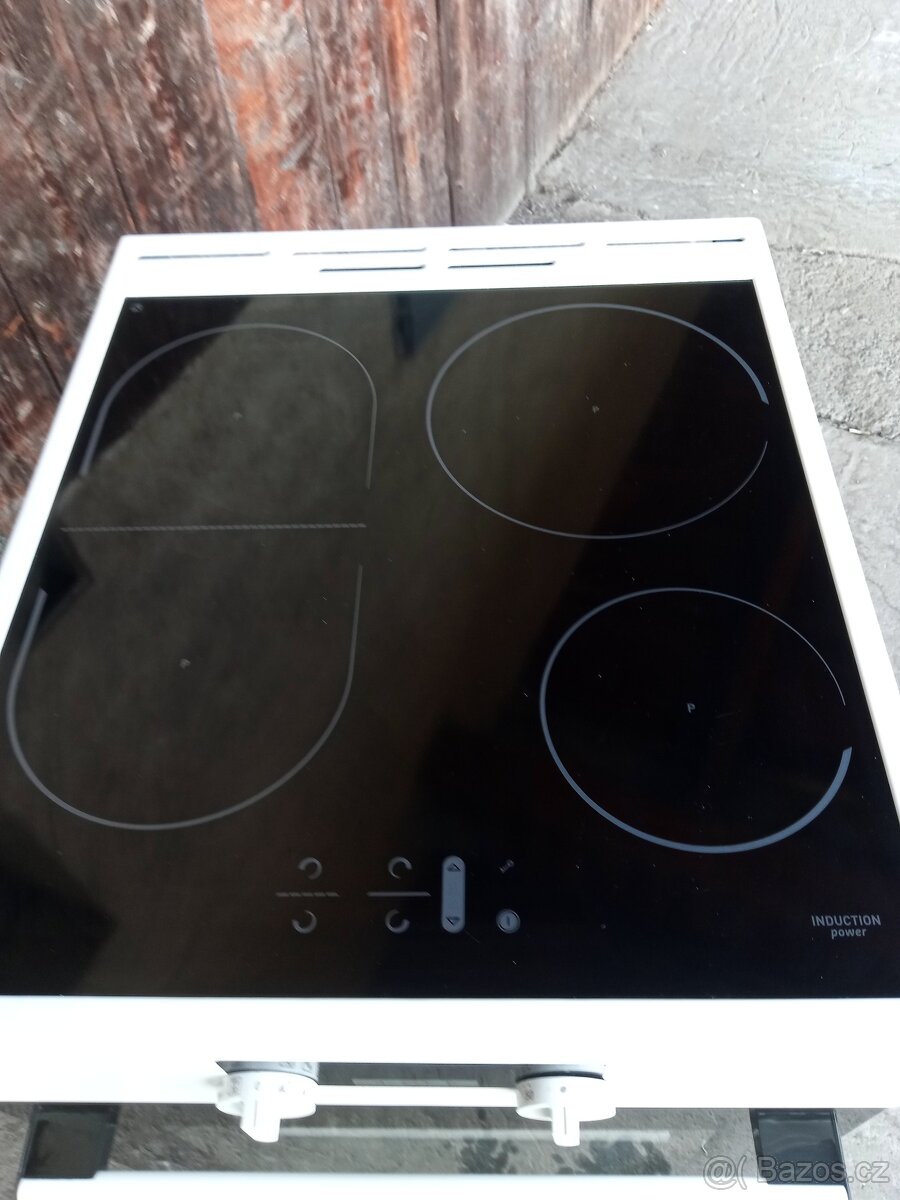 INDUKČNÍ sporák Mora - skoro nový - 2