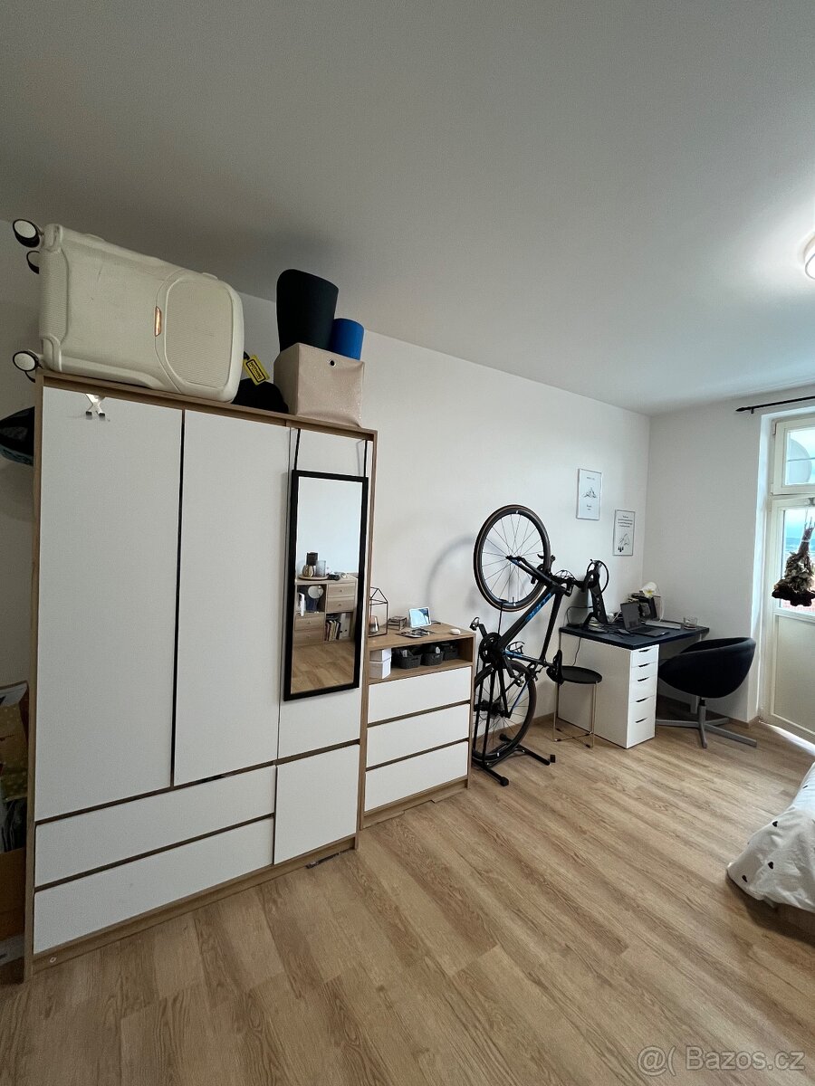 Prodám set nábytku (skříně, KALLAX, postel): - 2