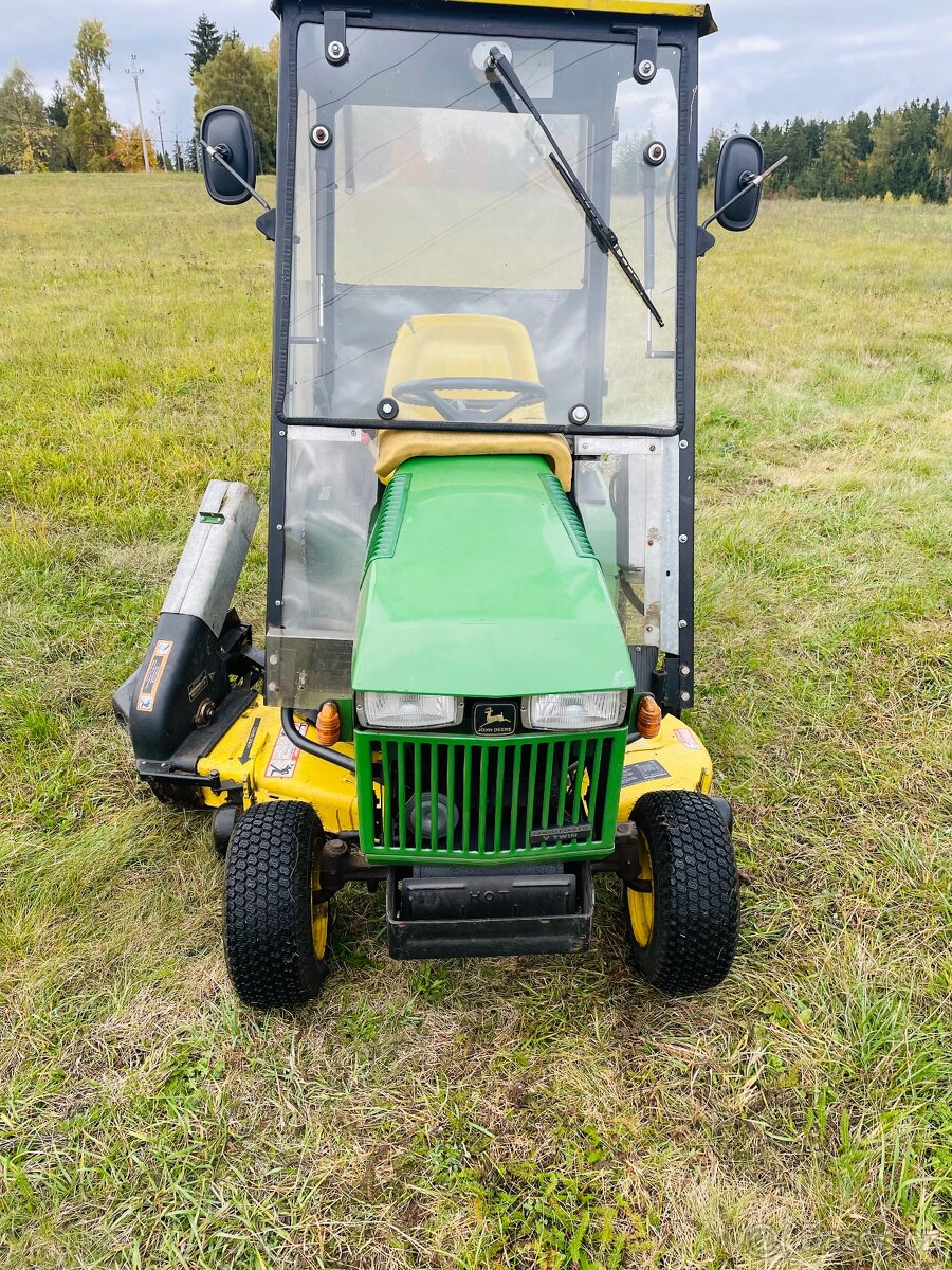 Vzácný zahradní traktor John Deere 285 s kabinou a radlicí - 2