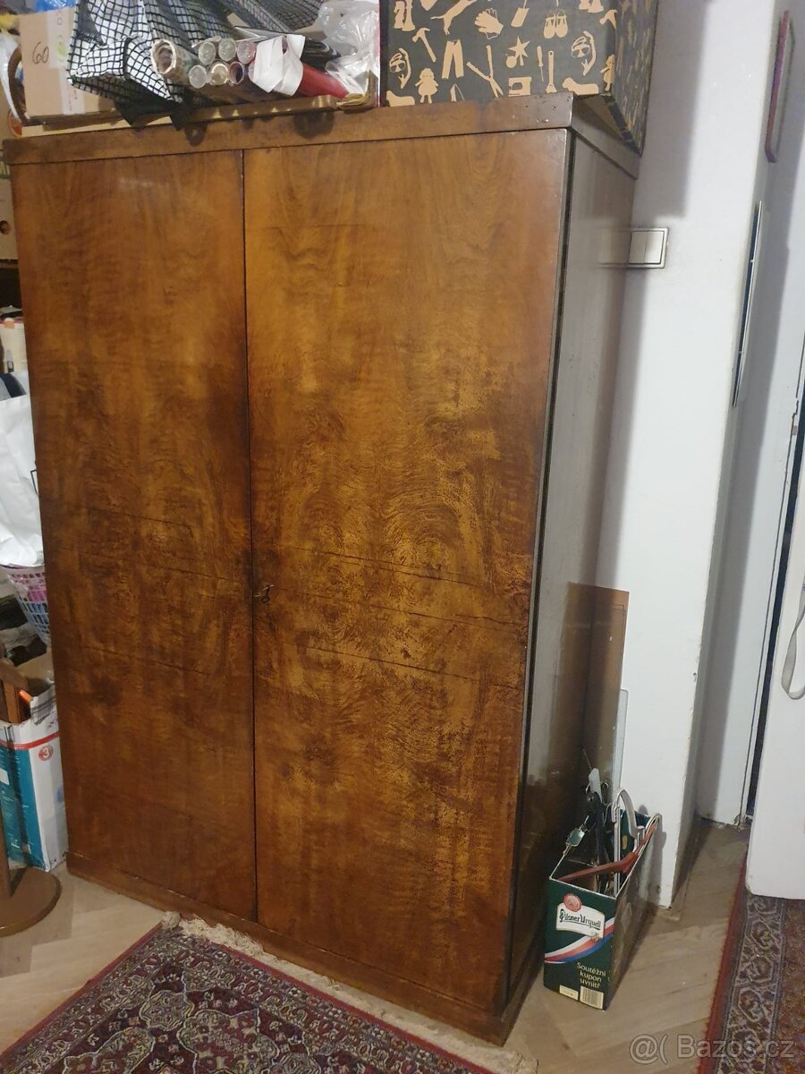 Daruji dvě starožitné dřevěné skříně - 2