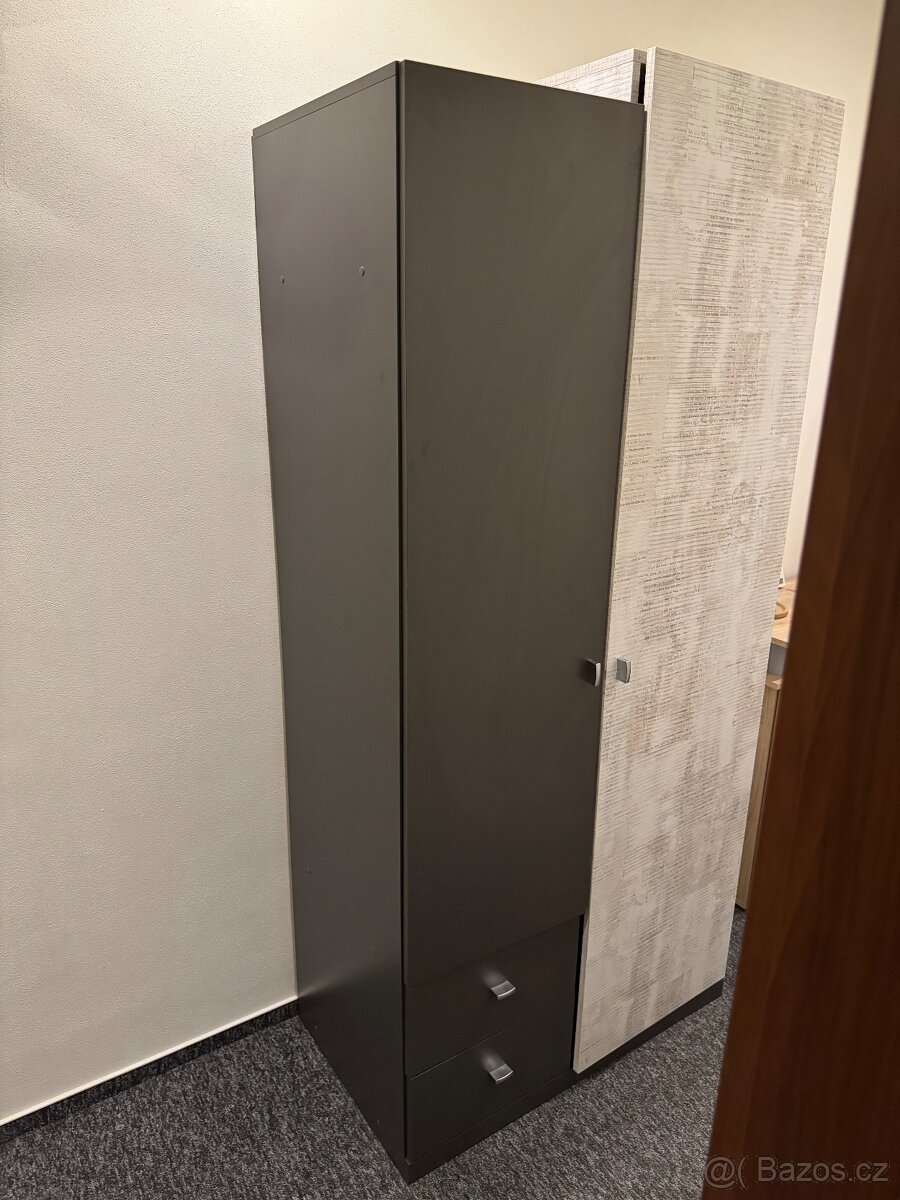 2 šatní skříně a psací stůl - 2