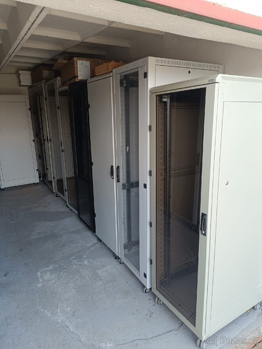 rozvaděč, serverová skříň, rack - 2
