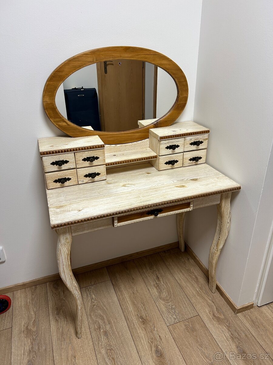 Kosmetický stolek - 2