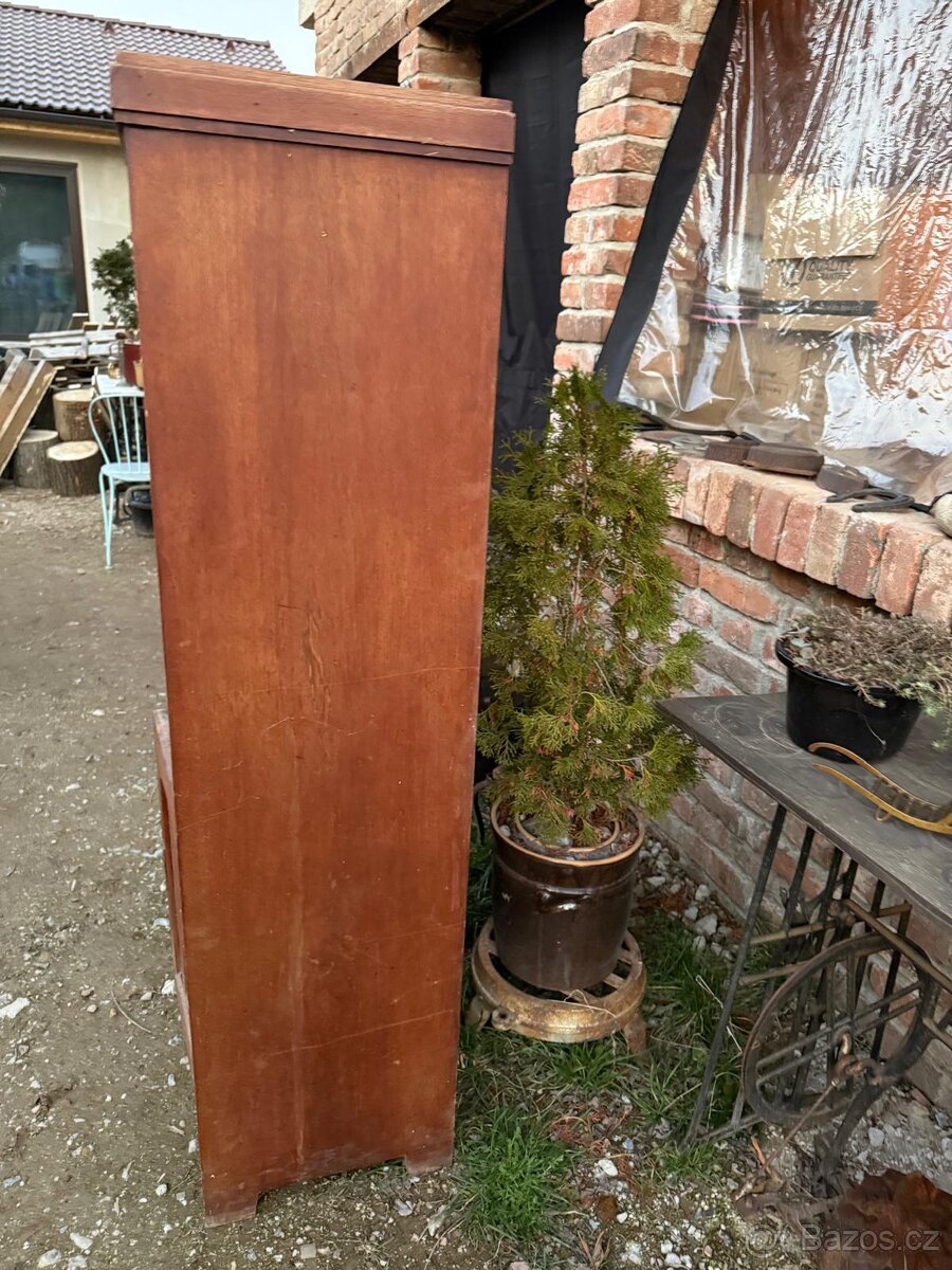 Starožitné dřevěné skříňky - 2