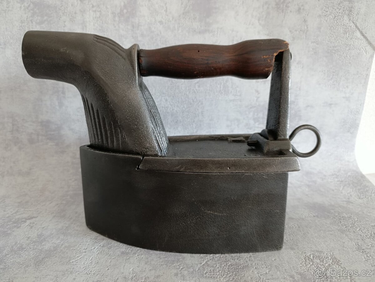 Stará velká orig. atypická žehlička s komínem. Krásná atyp - 2