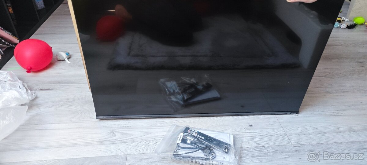 Poškozená TV 43" - 2