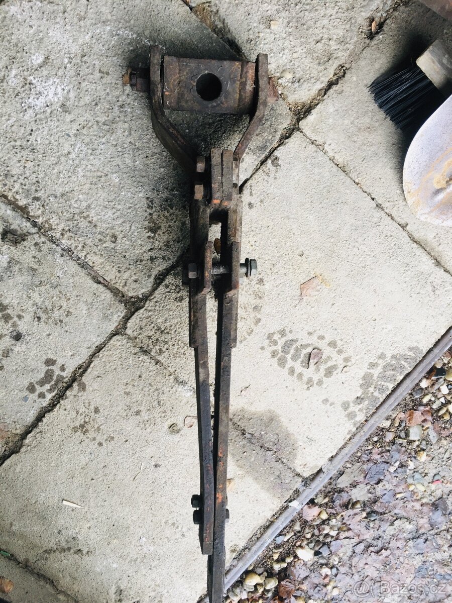 Spodní závěs k nakladači - 2