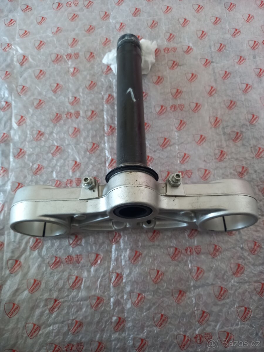 Uchyceni předních tlumičů - 2