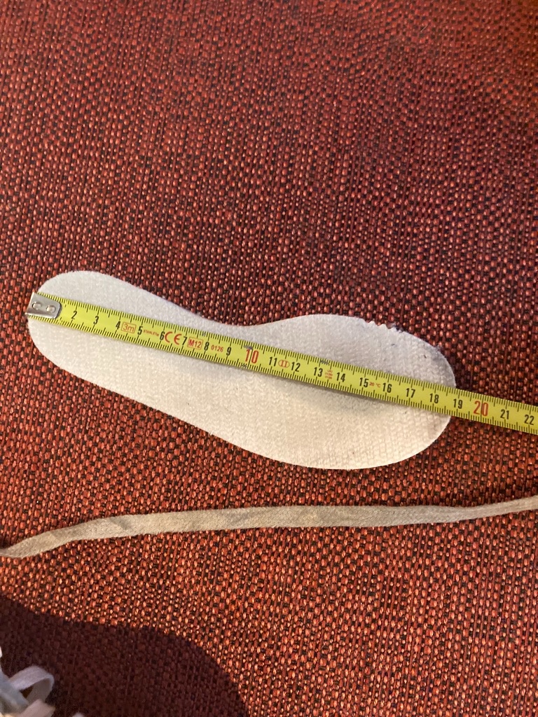 Dva páry dívčích bruslí - 2