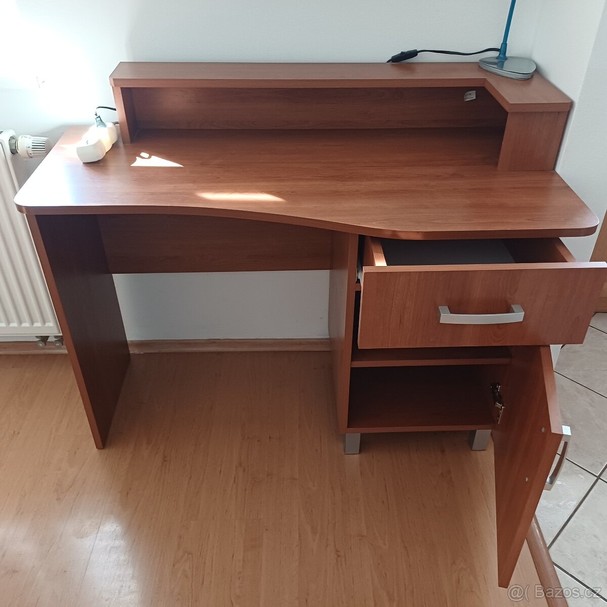 Pravovní stůl - 2