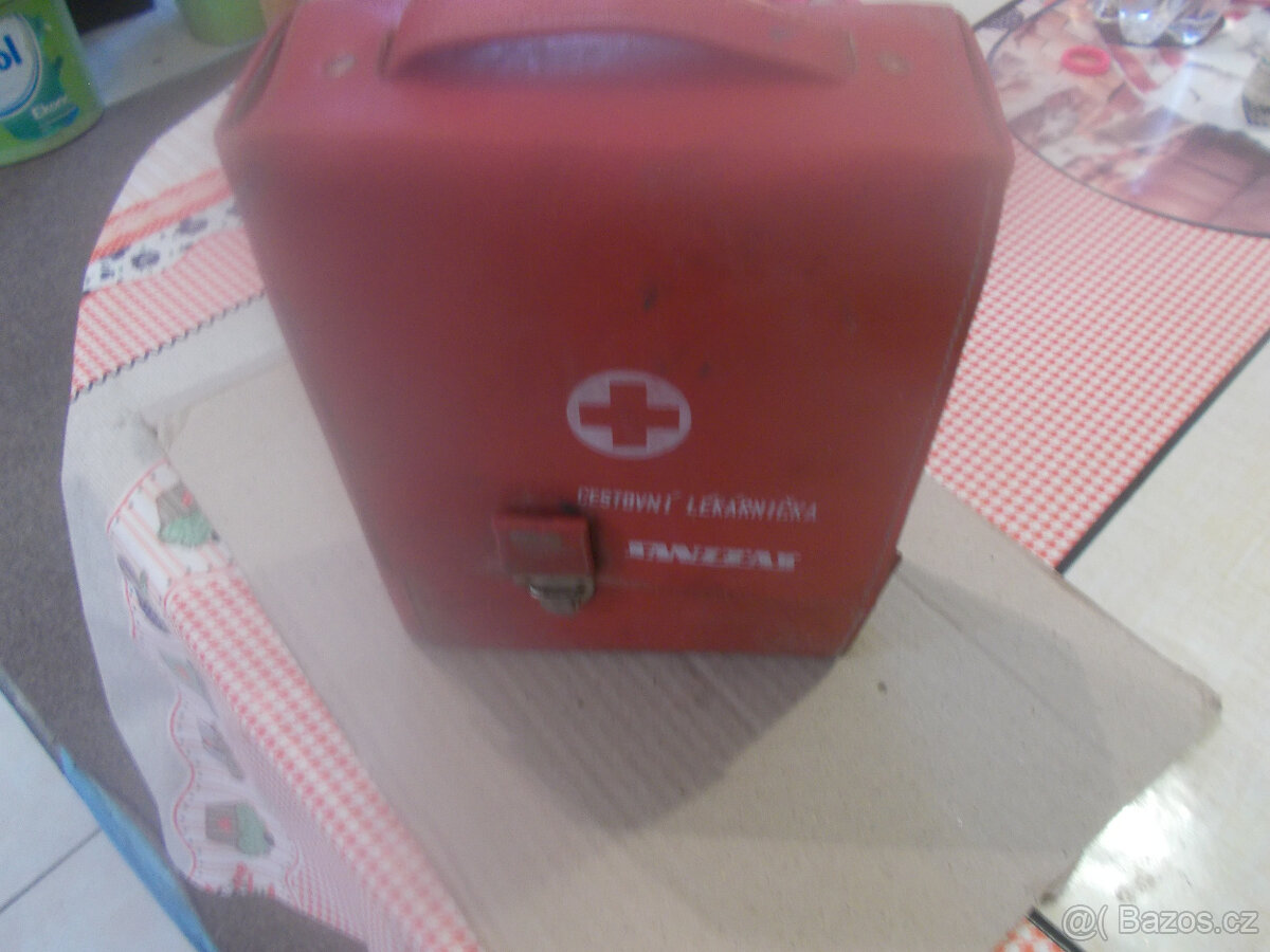 Retro lékárnička a plechovka od oleje. - 2