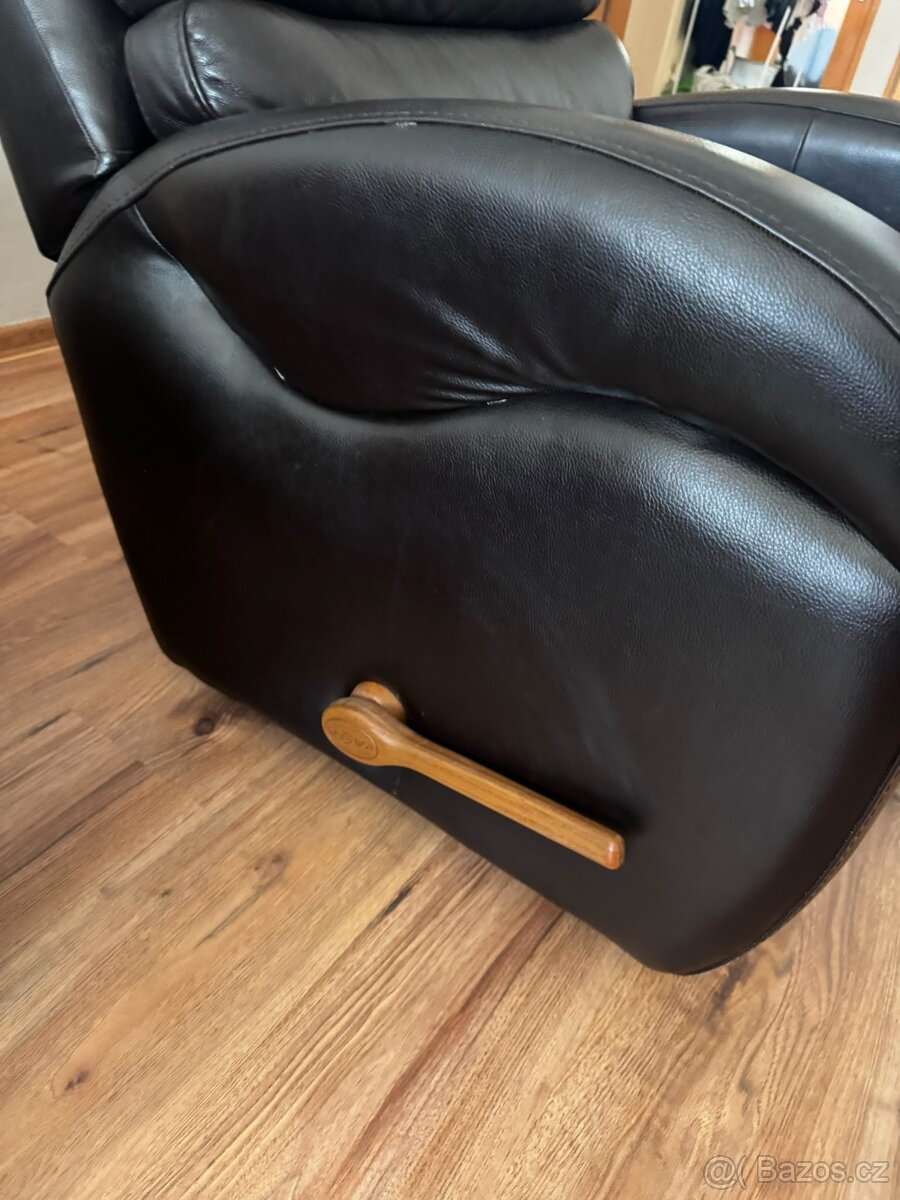 Single lazy boy leather couch - 2