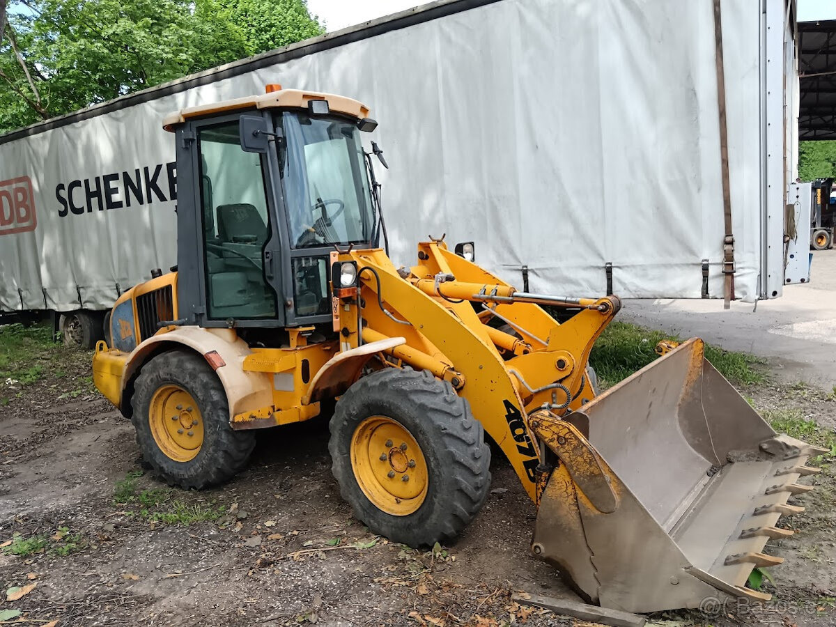Kolový nakladač JCB 407 - 2
